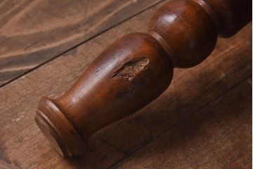 アンティーク家具　総ケヤキ材　丸みのある挽き物の脚が目を惹くケヤキ一枚板の文机(座卓、センターテーブル)