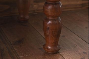 アンティーク家具　総ケヤキ材　丸みのある挽き物の脚が目を惹くケヤキ一枚板の文机(座卓、センターテーブル)