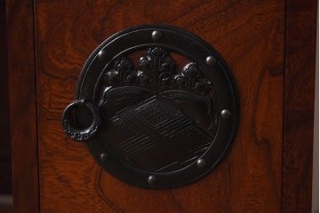 中古　岩谷堂箪笥　スツール付き　金具の装飾が見事な三面鏡(鏡台、ドレッサー)