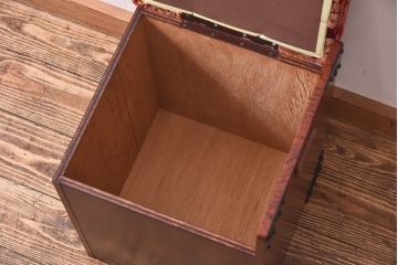 中古　岩谷堂箪笥　スツール付き　金具の装飾が見事な三面鏡(鏡台、ドレッサー)