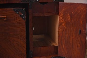 中古　岩谷堂箪笥　スツール付き　金具の装飾が見事な三面鏡(鏡台、ドレッサー)