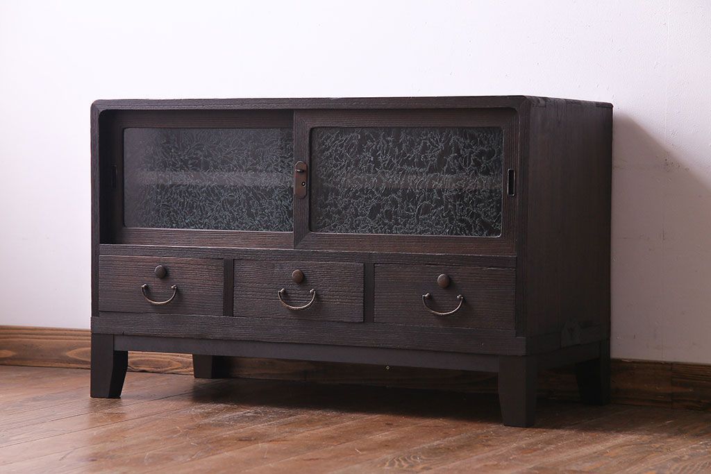 レトロ家具　昭和レトロ　桐材　丸みを帯びたフォルムが可愛らしい脚付きローボード(戸棚、収納棚)