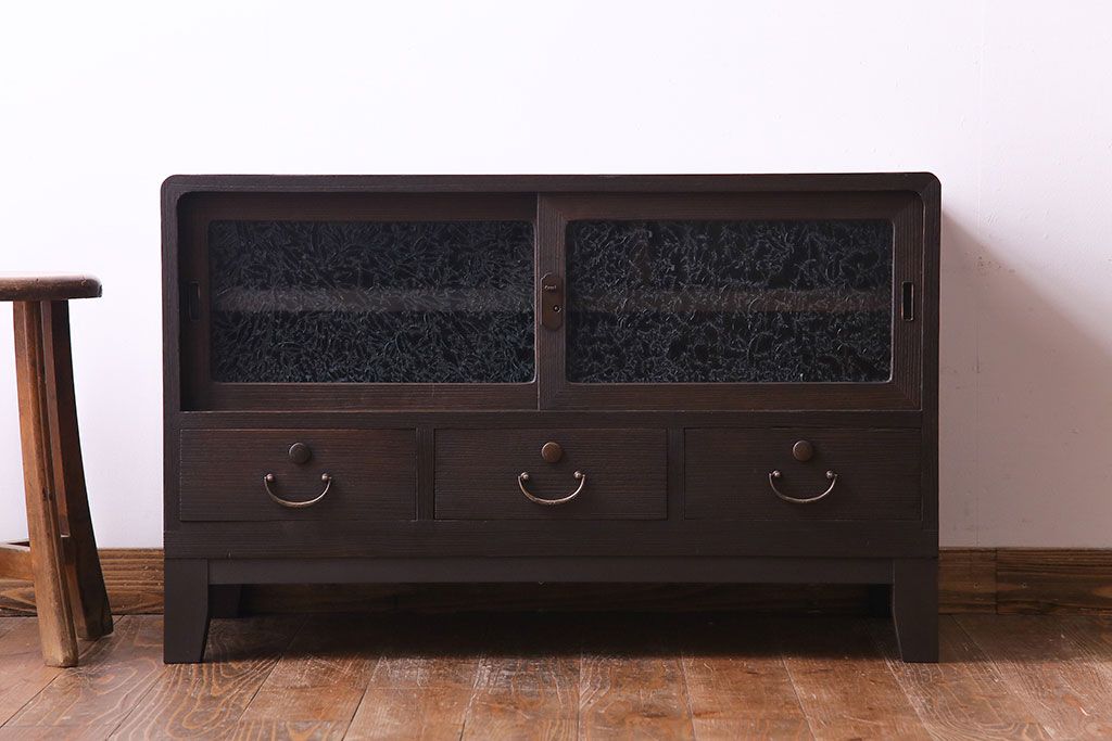 レトロ家具　昭和レトロ　桐材　丸みを帯びたフォルムが可愛らしい脚付きローボード(戸棚、収納棚)