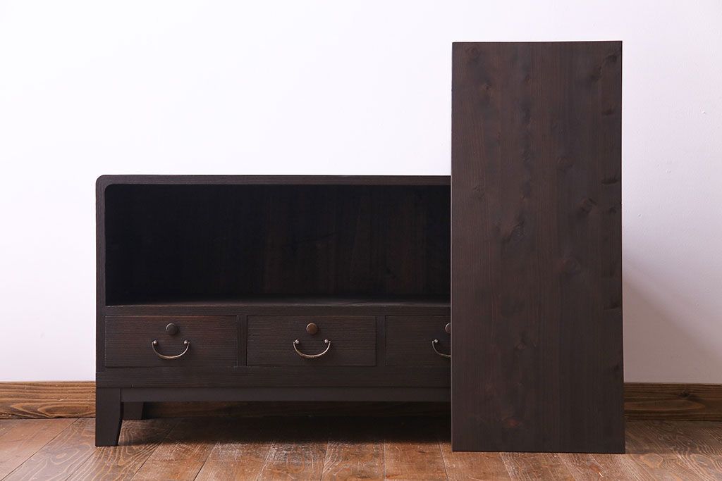 レトロ家具　昭和レトロ　桐材　丸みを帯びたフォルムが可愛らしい脚付きローボード(戸棚、収納棚)