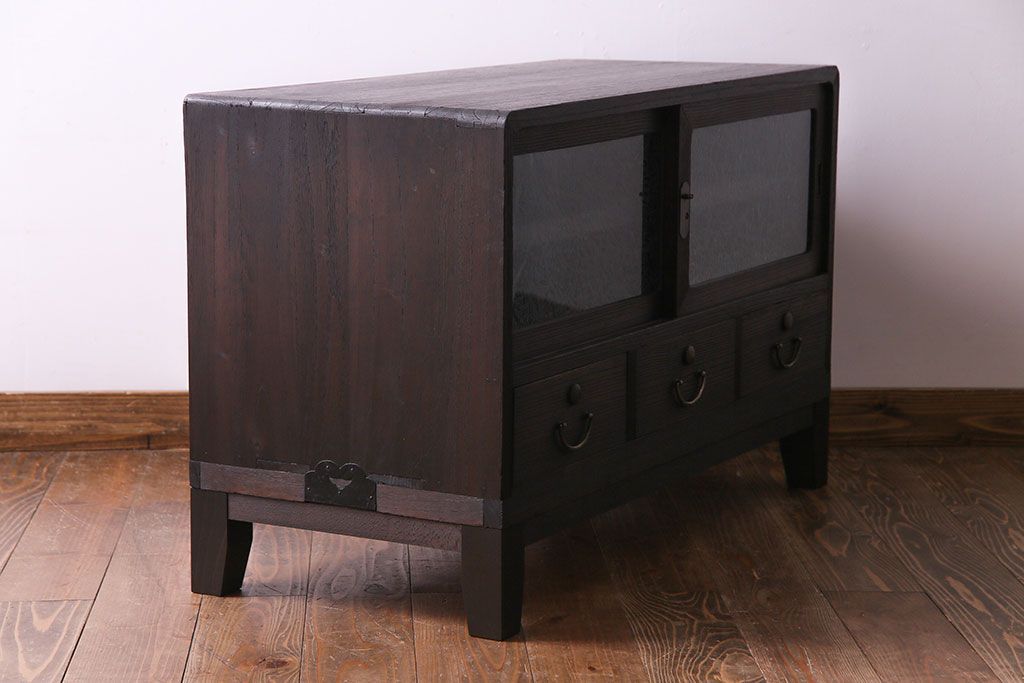 レトロ家具　昭和レトロ　桐材　丸みを帯びたフォルムが可愛らしい脚付きローボード(戸棚、収納棚)