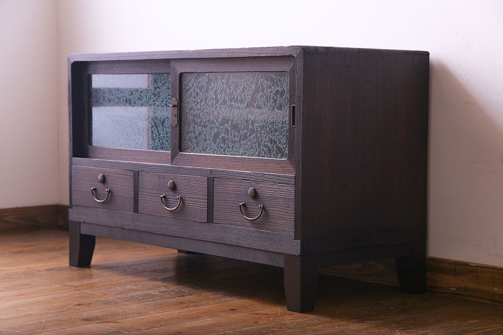 レトロ家具　昭和レトロ　桐材　丸みを帯びたフォルムが可愛らしい脚付きローボード(戸棚、収納棚)