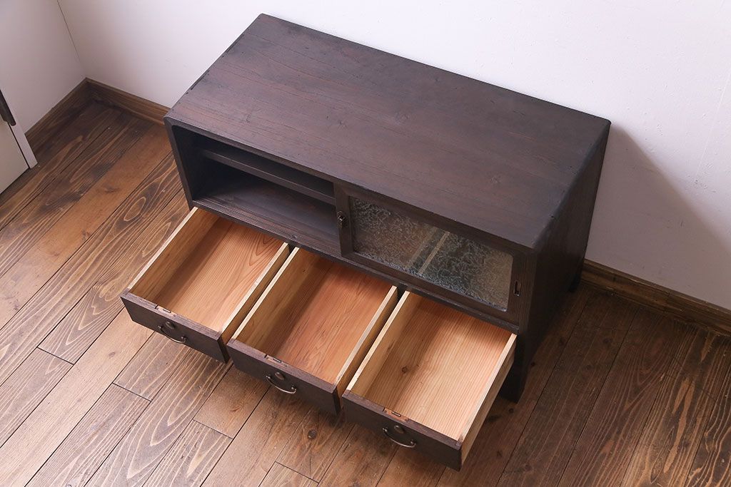 レトロ家具　昭和レトロ　桐材　丸みを帯びたフォルムが可愛らしい脚付きローボード(戸棚、収納棚)