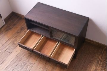 レトロ家具　昭和レトロ　桐材　丸みを帯びたフォルムが可愛らしい脚付きローボード(戸棚、収納棚)