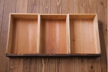 レトロ家具　昭和レトロ　桐材　丸みを帯びたフォルムが可愛らしい脚付きローボード(戸棚、収納棚)