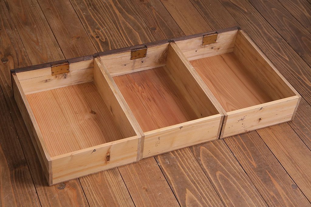 レトロ家具　昭和レトロ　桐材　丸みを帯びたフォルムが可愛らしい脚付きローボード(戸棚、収納棚)