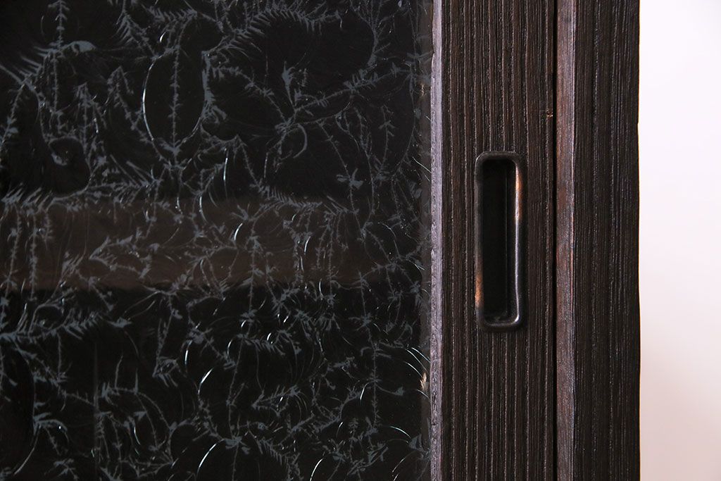 レトロ家具　昭和レトロ　桐材　丸みを帯びたフォルムが可愛らしい脚付きローボード(戸棚、収納棚)