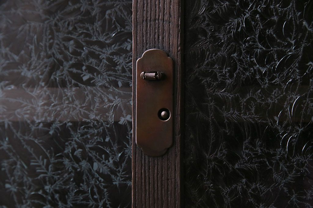 レトロ家具　昭和レトロ　桐材　丸みを帯びたフォルムが可愛らしい脚付きローボード(戸棚、収納棚)