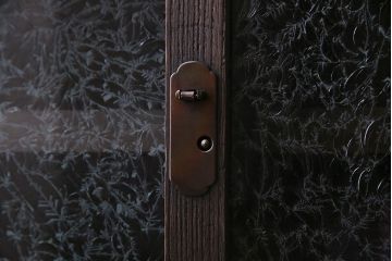 レトロ家具　昭和レトロ　桐材　丸みを帯びたフォルムが可愛らしい脚付きローボード(戸棚、収納棚)