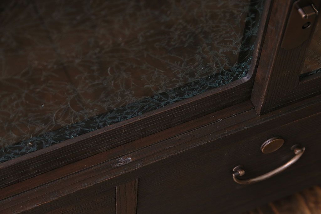 レトロ家具　昭和レトロ　桐材　丸みを帯びたフォルムが可愛らしい脚付きローボード(戸棚、収納棚)