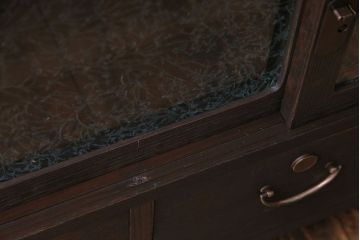 レトロ家具　昭和レトロ　桐材　丸みを帯びたフォルムが可愛らしい脚付きローボード(戸棚、収納棚)