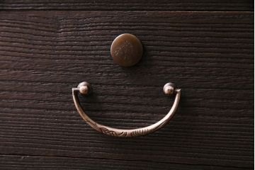 レトロ家具　昭和レトロ　桐材　丸みを帯びたフォルムが可愛らしい脚付きローボード(戸棚、収納棚)