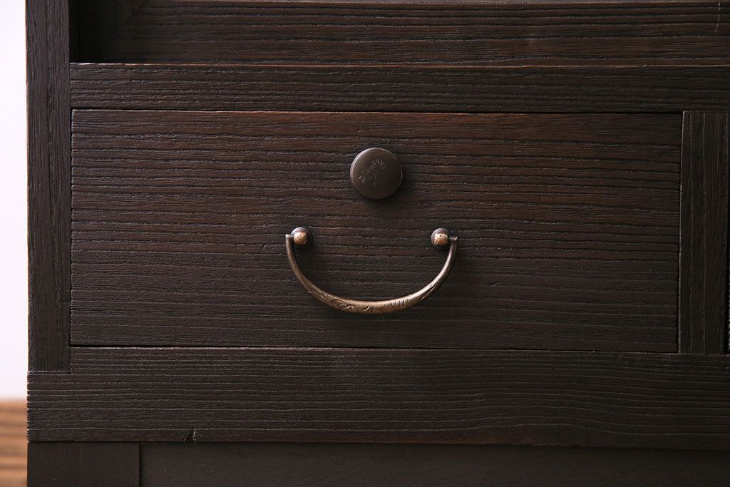 レトロ家具　昭和レトロ　桐材　丸みを帯びたフォルムが可愛らしい脚付きローボード(戸棚、収納棚)