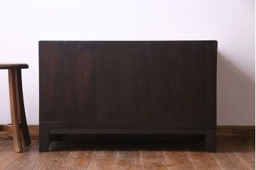 レトロ家具　昭和レトロ　桐材　丸みを帯びたフォルムが可愛らしい脚付きローボード(戸棚、収納棚)