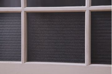 ペイント家具　色ガラス入り　爽やかな色味の遊び心溢れるガラス戸(窓、建具、引き戸、格子戸)2枚組