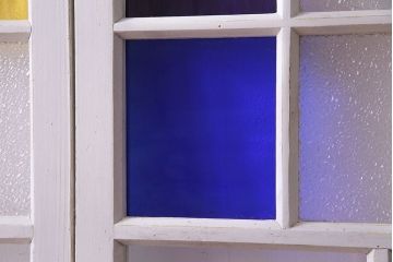 ペイント家具　色ガラス入り　爽やかな色味の遊び心溢れるガラス戸(窓、建具、引き戸、格子戸)2枚組