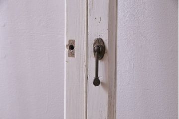 ペイント家具　色ガラス入り　爽やかな色味の遊び心溢れるガラス戸(窓、建具、引き戸、格子戸)2枚組