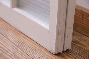 ペイント家具　色ガラス入り　爽やかな色味の遊び心溢れるガラス戸(窓、建具、引き戸、格子戸)2枚組