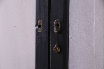 ペイント家具　色ガラス入り　モダンな雰囲気を演出するガラス戸(窓、建具、引き戸、格子戸)3枚組