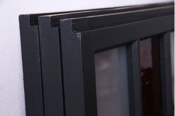 ペイント家具　色ガラス入り　モダンな雰囲気を演出するガラス戸(窓、建具、引き戸、格子戸)3枚組