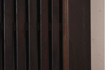 和製アンティーク　総ケヤキ材　重厚感ある佇まいが魅力の蔵戸(建具、引き戸、玄関戸)