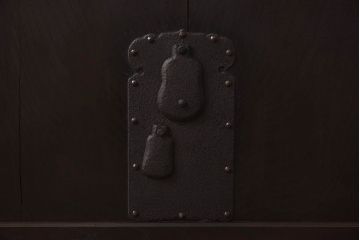 和製アンティーク　総ケヤキ材　重厚感ある佇まいが魅力の蔵戸(建具、引き戸、玄関戸)