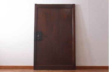 和製アンティーク　美品!　総栗材　個性的な金具の意匠が目を惹く蔵戸(建具、引き戸、玄関戸)