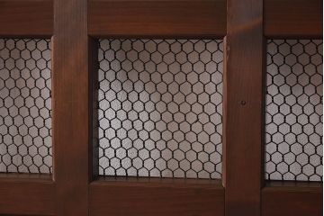 和製アンティーク　ヒノキ・ケヤキ材　菱形の鋲が粋な金網格子蔵戸(引き戸、建具、玄関戸)
