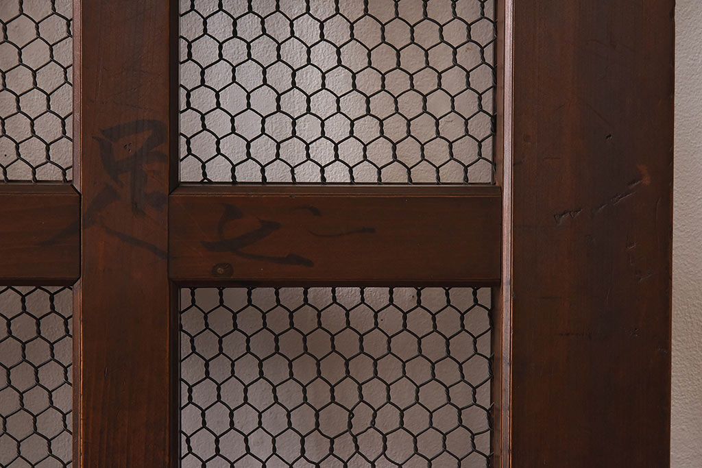 和製アンティーク　ヒノキ・ケヤキ材　菱形の鋲が粋な金網格子蔵戸(引き戸、建具、玄関戸)