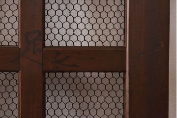 和製アンティーク　ヒノキ・ケヤキ材　菱形の鋲が粋な金網格子蔵戸(引き戸、建具、玄関戸)