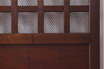 和製アンティーク　ヒノキ・ケヤキ材　菱形の鋲が粋な金網格子蔵戸(引き戸、建具、玄関戸)