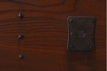 和製アンティーク　ヒノキ・ケヤキ材　菱形の鋲が粋な金網格子蔵戸(引き戸、建具、玄関戸)