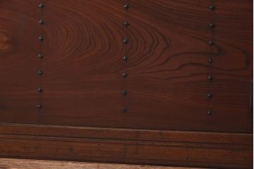 和製アンティーク　ヒノキ・ケヤキ材　菱形の鋲が粋な金網格子蔵戸(引き戸、建具、玄関戸)