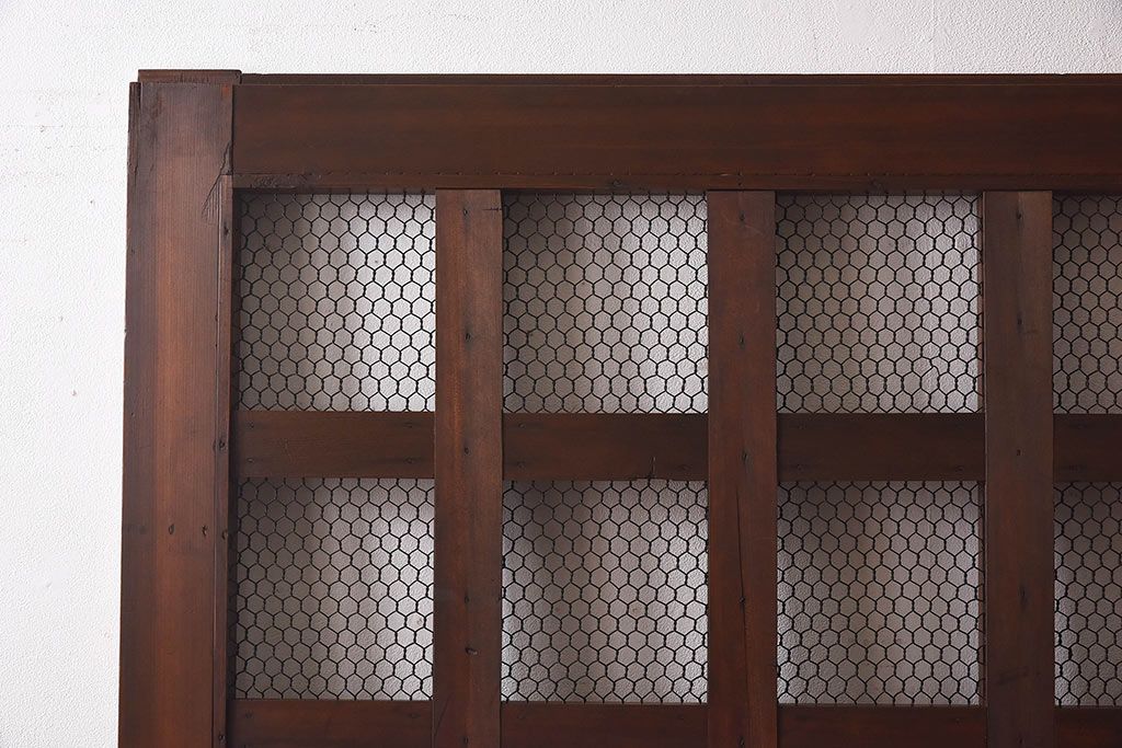和製アンティーク　ヒノキ・ケヤキ材　菱形の鋲が粋な金網格子蔵戸(引き戸、建具、玄関戸)