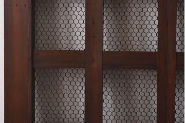 和製アンティーク　ヒノキ・ケヤキ材　菱形の鋲が粋な金網格子蔵戸(引き戸、建具、玄関戸)