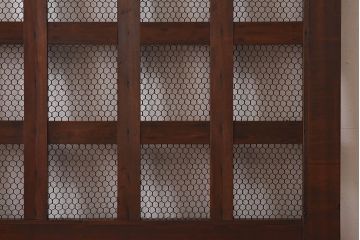 和製アンティーク　ヒノキ・ケヤキ材　菱形の鋲が粋な金網格子蔵戸(引き戸、建具、玄関戸)