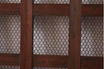 和製アンティーク　ヒノキ・ケヤキ材　菱形の鋲が粋な金網格子蔵戸(引き戸、建具、玄関戸)