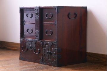 アンティーク家具　和製アンティーク　総桐材　上品な漆塗りと立派な金具が目を惹く庄内小箪笥(小引き出し、引き出し、桐箪笥、桐たんす)
