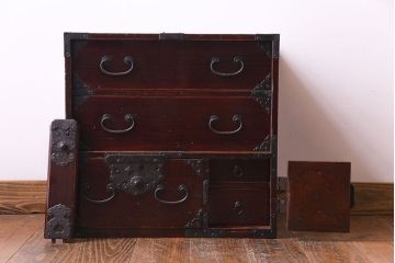 アンティーク家具　和製アンティーク　総桐材　上品な漆塗りと立派な金具が目を惹く庄内小箪笥(小引き出し、引き出し、桐箪笥、桐たんす)