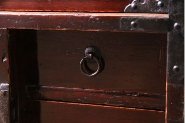 アンティーク家具　和製アンティーク　総桐材　上品な漆塗りと立派な金具が目を惹く庄内小箪笥(小引き出し、引き出し、桐箪笥、桐たんす)