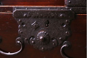 アンティーク家具　和製アンティーク　総桐材　上品な漆塗りと立派な金具が目を惹く庄内小箪笥(小引き出し、引き出し、桐箪笥、桐たんす)