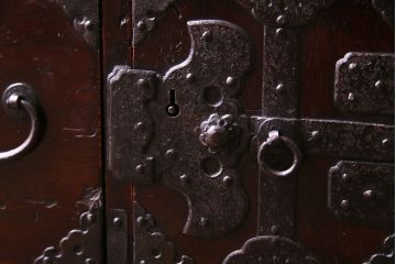 アンティーク家具　和製アンティーク　総桐材　上品な漆塗りと立派な金具が目を惹く庄内小箪笥(小引き出し、引き出し、桐箪笥、桐たんす)