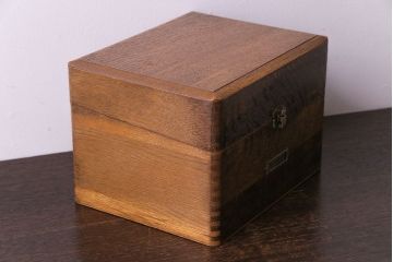 アンティーク雑貨　ナラ材製　昔懐かしい雰囲気が漂うシンプルな薬箱(木箱、救急箱、小物入れ)