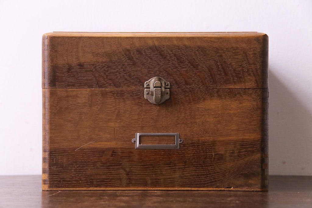 アンティーク雑貨　ナラ材製　昔懐かしい雰囲気が漂うシンプルな薬箱(木箱、救急箱、小物入れ)