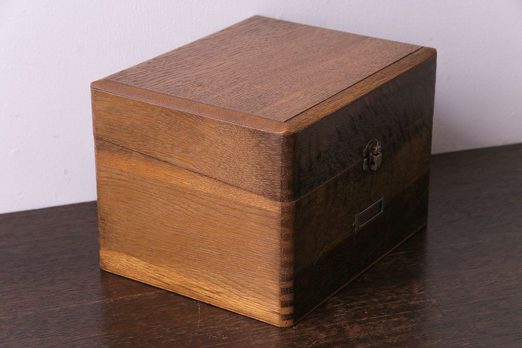 アンティーク雑貨　ナラ材製　昔懐かしい雰囲気が漂うシンプルな薬箱(木箱、救急箱、小物入れ)