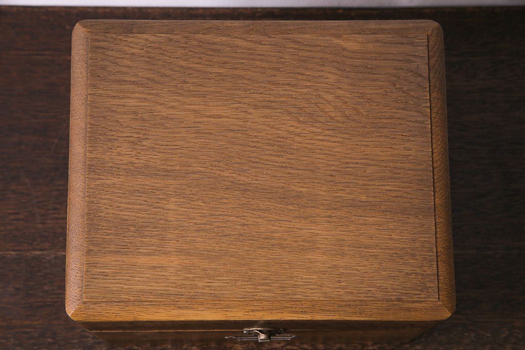 アンティーク雑貨　ナラ材製　昔懐かしい雰囲気が漂うシンプルな薬箱(木箱、救急箱、小物入れ)